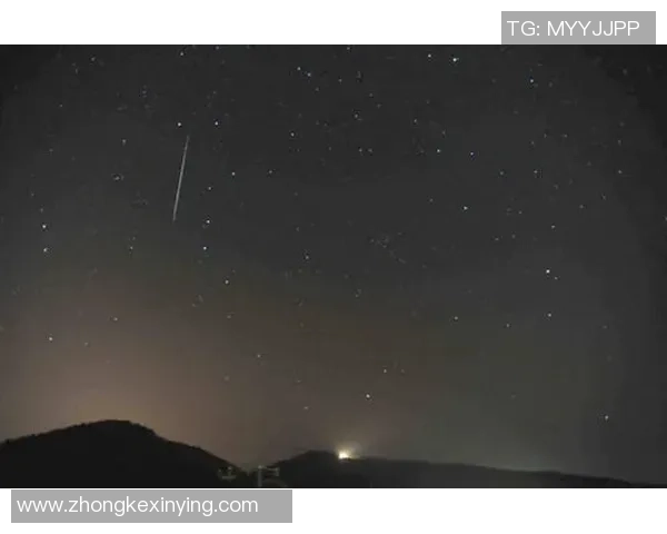 流星划过夜空与足球的激情碰撞在草坪上绽放出璀璨光芒